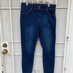 Sandpiper petite women 14P skinny blue denim jeans W34”38”X L27” has stretch